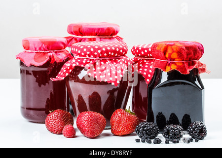 Assortimento di marmellata fatta in casa in vasetti di vetro Foto Stock