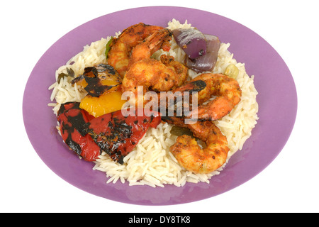 Piccante fresco stile Indiano Tandoori Gamberoni con riso contro uno sfondo bianco con un tracciato di ritaglio e nessun popolo Foto Stock