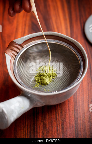 Maestro del tè preparato matcha tea Foto Stock