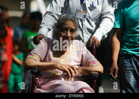 New Delhi, India. Decimo Apr, 2014. Un elettore lascia dopo scrutinio di colata in corrispondenza di una stazione di polling a Nuova Delhi, capitale dell'India, 10 aprile 2014. Il voto era in corso il giovedì in un clima generalmente pacifico in 91 circoscrizioni elettorali in tutta la capitale e 13 altri stati della terza fase delle elezioni parlamentari considerato di fondamentale importanza sia per la sentenza del partito del Congresso e opposizione Bharatiya Janata Party (BJP). Credito: Zheng Huansong/Xinhua/Alamy Live News Foto Stock