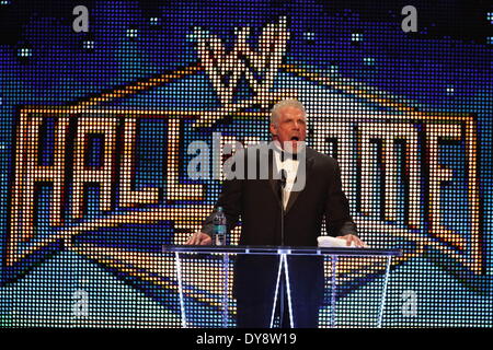 8 aprile 2014 - Warrior (nato James Brian Hellwig) era un americano di lottatore professionista, che hanno lottato più famoso sotto il nome di anello La Ultimate Warrior. Egli fu il più noto per le sue apparizioni in World Wrestling Federation (ora WWE) nella foto: la leggenda del wrestling Ultimate Warrior grida come egli parla al i fan del wrestling dopo essere stato introdotto nella WWE Hall of Fame a Smoothie King Center a New Orleans il 5 aprile 2014. (Credito Immagine: © Matt Roberts/ZUMA filo/ZUMAPRESS.com) Foto Stock