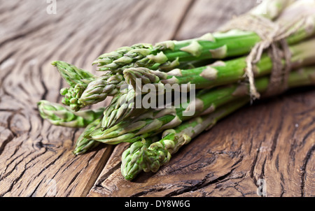 Mazzetto di asparagi su un tavolo di legno. Foto Stock