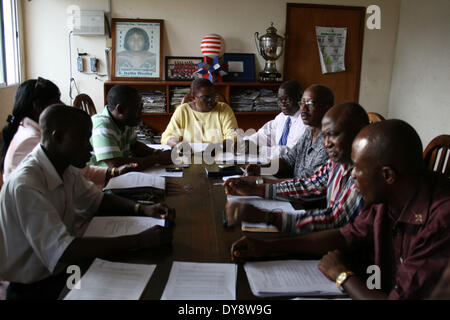 MonroviaLiberia: Cllr. Izetta Sombo Wesley, Presidente della Liberia Football Association (LFA) conducendo un executive meeting Foto Stock