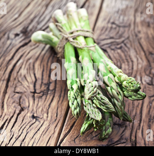 Mazzetto di asparagi su un tavolo di legno. Foto Stock