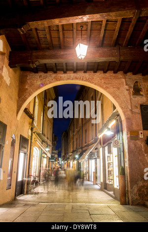 Portici di Ravenna vicino a Piazza del Popolo di notte, Emilia Romagna, Italia Foto Stock