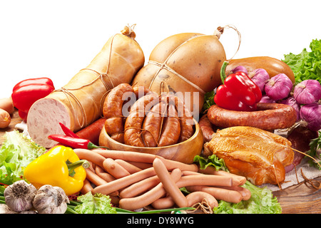 Varietà di salsicce con verdure. Isolato su uno sfondo bianco. Foto Stock