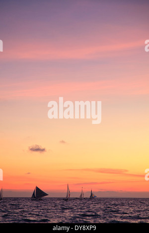 Filippine, Visayas Boracay Island, White Beach, tradizionale barca a vela al tramonto Foto Stock