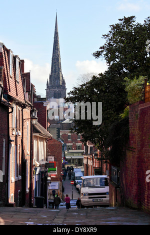 L'imponente guglia di Santa Maria la Chiesa a Shrewsbury dominando il lontano orizzonte , visto da vicino a St Chad's Chiesa. Foto Stock