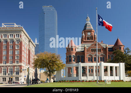 Nord America, Texas, Stati Uniti d'America, Stati Uniti, America, Dallas, Dealey Plaza, bandiera, edifici Foto Stock