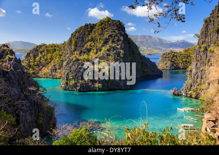 Filippine, Palawan Coron Island, il Kayangan Lake, vista in elevazione di una delle scogliere calcaree Foto Stock