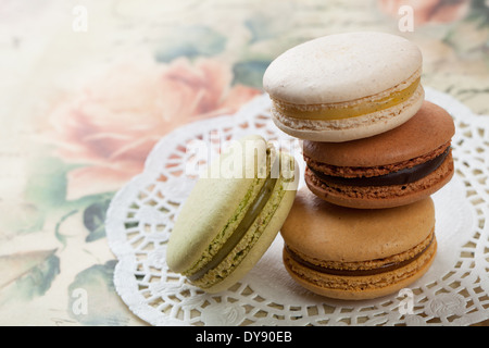 Deliziosi amaretti su sfondo vintage Foto Stock