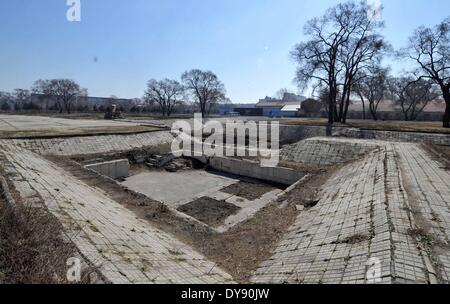 (140410) -- HARBIN, 10 aprile 2014 (Xinhua) -- Foto scattata il 10 aprile 2014 illustra le rovine di uno del Giappone della guerra di germe di strutture durante la seconda guerra mondiale in Cina del nord-est della città di Harbin, provincia di Heilongjiang. La Cina sta progettando di proteggere i principali resti storici di Imperiale esercito giapponese che è l'unità 731 e lo prepara per l'iscrizione nella Lista del Patrimonio Mondiale dell'UNESCO. Unità 731 era un biologico e la guerra chimica unità di ricerca stabilite in Harbin nel 1935, che serve come il centro nevralgico del Giappone della guerra biologica in Cina e nel sud-est asiatico durante la seconda guerra mondiale. (Xinhua/Wang Jianwei) (WF) Foto Stock