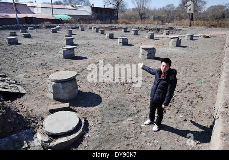 (140410) -- HARBIN, 10 aprile 2014 (Xinhua) -- un membro del personale mostra i resti di uno del Giappone della guerra di germe di strutture durante la seconda guerra mondiale in Cina del nord-est della città di Harbin, provincia di Heilongjiang, 10 aprile 2014. La Cina sta progettando di proteggere i principali resti storici di Imperiale esercito giapponese che è l'unità 731 e lo prepara per l'iscrizione nella Lista del Patrimonio Mondiale dell'UNESCO. Unità 731 era un biologico e la guerra chimica unità di ricerca stabilite in Harbin nel 1935, che serve come il centro nevralgico del Giappone della guerra biologica in Cina e nel sud-est asiatico durante la seconda guerra mondiale. (Xinhua/Wang Jianwei) (WF) Foto Stock