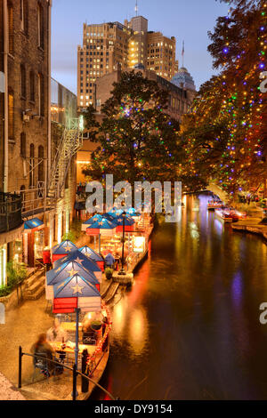 Stati Uniti d'America, Stati Uniti, America, Texas, San Antonio, River Walk, crepuscolo, fiume, sulla città cityscape, sera Foto Stock