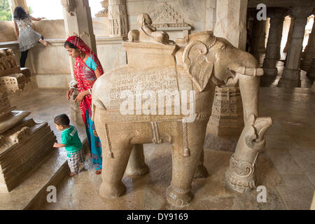 Tempio Jain Ranakpur Rajasthan Sheth Anandji Kalyanji colonne Jain Chiesa Religione Cultura Asia India elefante scolpito wo Foto Stock