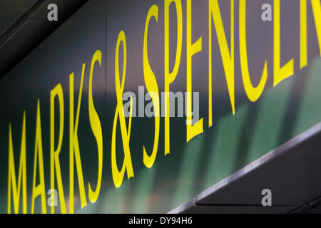 Londra, 10 aprile 2014. Il gigante Retail Marks & Spencer rilascia i risultati del quarto trimestre, con un aumento delle vendite di 1.9% di credito: Paolo Davey/Alamy Live News Foto Stock