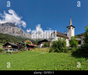 Poco, chiesa, città, villaggio, Campo, Prato, estate, montagne, colline, Inden, Leukerbad, Wallis, Vallese, Svizzera, Europa Foto Stock