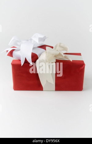 Due gift wrapped presenta con archetti Foto Stock