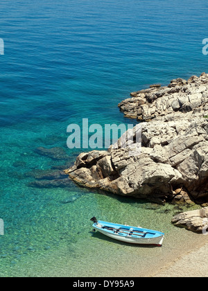 Alle tradizionali piccole fisihing barca sul mare vicino alla costa Foto Stock