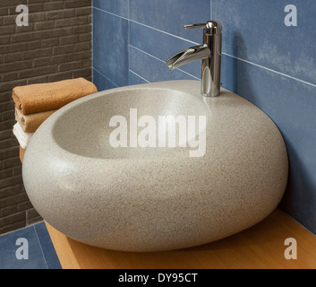 Dettaglio di un moderno bagno con lavabo in granito Foto Stock