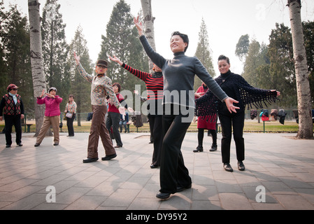 Di mattina gli esercizi di danza nel Tempio del Paradiso park, Pechino, Cina Foto Stock