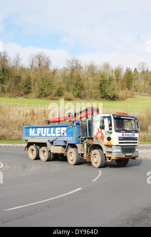 Una M Fuller carrello viaggia intorno ad una rotonda a Coulsdon, Surrey, Inghilterra Foto Stock