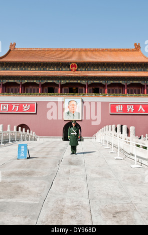 Soldato cinese di fronte a Piazza Tiananmen (Porta della Pace Celeste) a Pechino, Cina Foto Stock