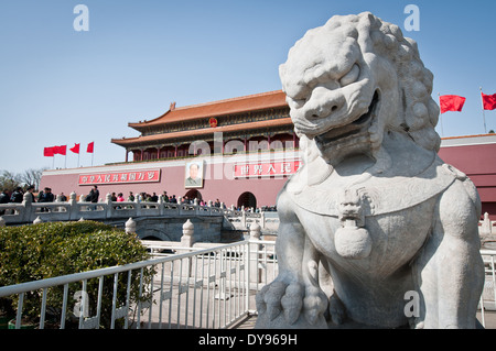 Lion statua che si trova nella parte anteriore di Tiananmen (Porta della Pace Celeste) a Pechino, Cina Foto Stock