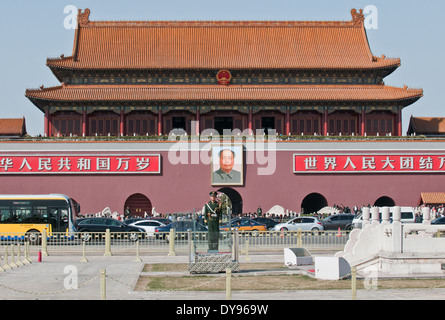 Soldato cinese di fronte a Piazza Tiananmen (Porta della Pace Celeste) a Pechino, Cina Foto Stock