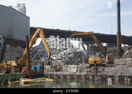 Rottami di metallo centro di riciclaggio lungo il canale Gowanus in Brooklyn, New York. Foto Stock