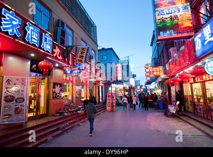 Ristoranti su una delle strade parallele al famoso Qianmen Dajie pedonale strada commerciale a Pechino in Cina Foto Stock