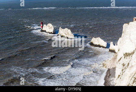 Gli aghi, faro e bianco gesso scogliere con le onde che si infrangono, Isle of Wight, Regno Unito Foto Stock
