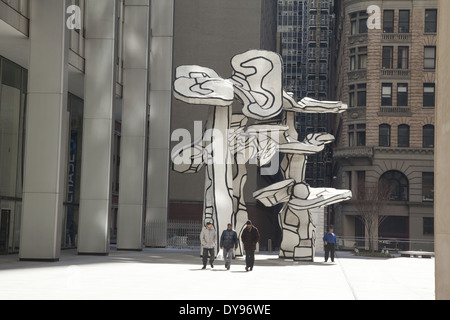 Scultore francese Jean Dubuffet's 25-tonnellata Gruppo scultoreo di quattro alberi è presentato nella Chase Manhattan Plaza, NYC Foto Stock