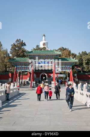 Yong'un ponte con Bai Ta stupa su sfondo di Yong'un tempio (Tempio di pace eterna) nel Parco Beihai a Pechino in Cina Foto Stock