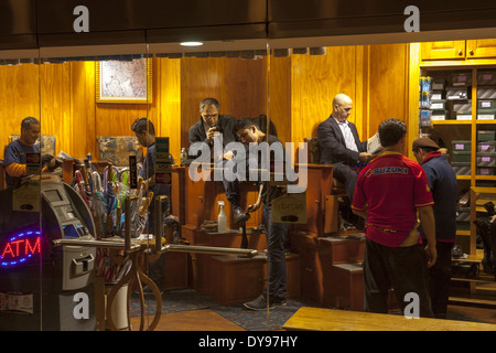 Il servizio di pulizia scarpe & riparazione business nella stazione della metropolitana sotto la città Corp edificio a 53e Lexington in NYC. Foto Stock