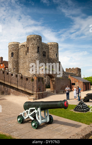 Regno Unito, Inghilterra, East Sussex, segala, cannone al di fuori di Ypres Tower, ora museo della città Foto Stock