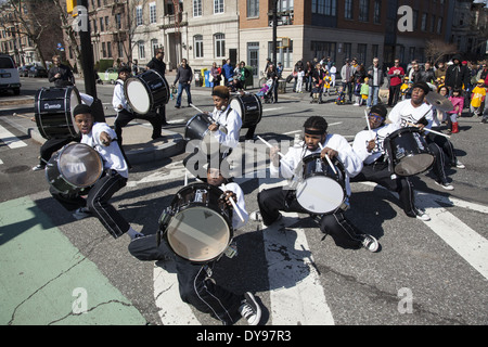 Brooklyn Regno percussion band suona al Little League Parade per iniziare la stagione di baseball a Park Slope, Brooklyn, New York. Foto Stock