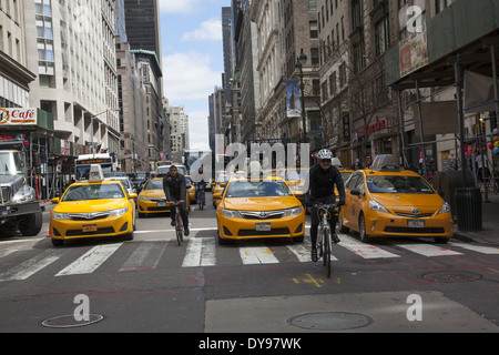 Guardando a nord fino la Quinta Avenue attraverso un mare di cabine da 35th St. a Manhattan, New York City Foto Stock