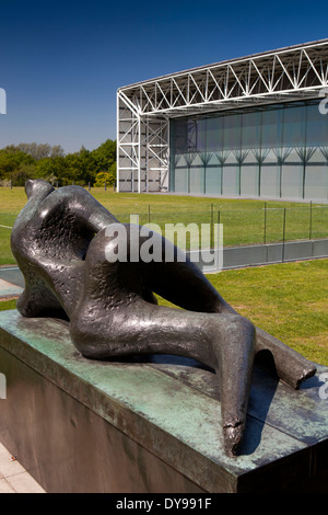 Norwich, Sainsbury Centre for Visual Arts, Henry Moore 1956 reclinabili scultura donna Foto Stock