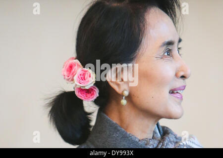 Berlino, Germania. Decimo Apr, 2014. Myanmar il leader dell'opposizione Aung San Suu Kyi assiste ad una cerimonia di benvenuto nel Palazzo Presidenziale di Berlino, Germania, il 10 aprile 2014. Suu Kyi arrivò il giovedì per una visita di tre giorni in Germania. Credito: Zhang ventola/Xinhua/Alamy Live News Foto Stock