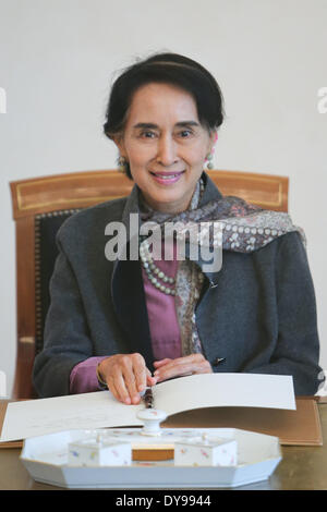 Berlino, Germania. Decimo Apr, 2014. Myanmar il leader dell'opposizione Aung San Suu Kyi sorride dopo la firma sul guestbook nel Palazzo Presidenziale di Berlino, Germania, il 10 aprile 2014. Suu Kyi arrivò il giovedì per una visita di tre giorni in Germania. Credito: Zhang ventola/Xinhua/Alamy Live News Foto Stock