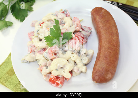 Ham crackers con insalata di pasta contro uno sfondo bianco Foto Stock