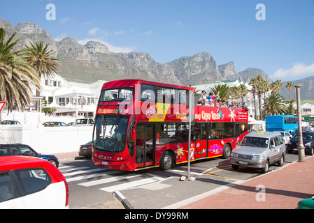 Hop on hop off tour bus con gita turistica a Camps Bay vicino a Città del Capo in Sud Africa Foto Stock
