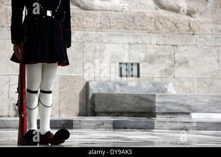 Atene, Grecia. Decimo Apr, 2014. Evzones eseguire la cerimonia del Cambio della guardia presso la tomba del Milite Ignoto in Piazza Syntagma ad Atene in Grecia il 10 aprile 2014. Credito: Konstantinos Tsakalidis/Alamy Live News Foto Stock