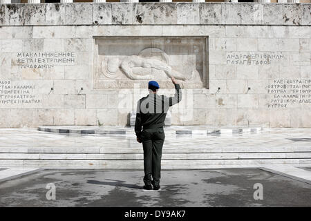 Atene, Grecia. Decimo Apr, 2014. Evzones eseguire la cerimonia del Cambio della guardia presso la tomba del Milite Ignoto in Piazza Syntagma ad Atene in Grecia il 10 aprile 2014. Credito: Konstantinos Tsakalidis/Alamy Live News Foto Stock