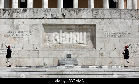 Atene, Grecia. Decimo Apr, 2014. Evzones eseguire la cerimonia del Cambio della guardia presso la tomba del Milite Ignoto in Piazza Syntagma ad Atene in Grecia il 10 aprile 2014. Credito: Konstantinos Tsakalidis/Alamy Live News Foto Stock