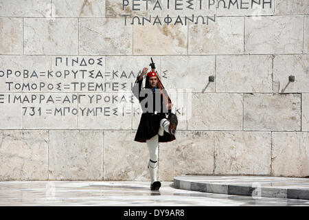 Atene, Grecia. Decimo Apr, 2014. Evzones eseguire la cerimonia del Cambio della guardia presso la tomba del Milite Ignoto in Piazza Syntagma ad Atene in Grecia il 10 aprile 2014. Credito: Konstantinos Tsakalidis/Alamy Live News Foto Stock