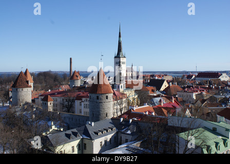 Vista aerea: Il centro storico della città medievale di Tallinn, capitale dell'Estonia, Europa Foto Stock