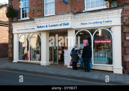 Due persone in cerca nella vetrina del negozio di arredamento di prodotti della panetteria & Larners di Holt, Norfolk Foto Stock