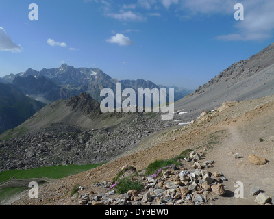 Sassoso sentiero ripido GR5 nelle Alpi francesi Foto Stock